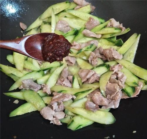 娱乐吃瓜酱姐弟恋,娱乐吃瓜酱的甜蜜爱情故事